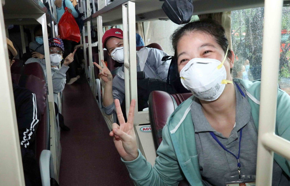 Các tình nguyện viên tôn giáo lên đường hỗ trợ tuyến đầu chống dịch với niềm tin chiến thắng đại dịch COVID-19. (Ảnh: Xuân Khu/TTXVN)