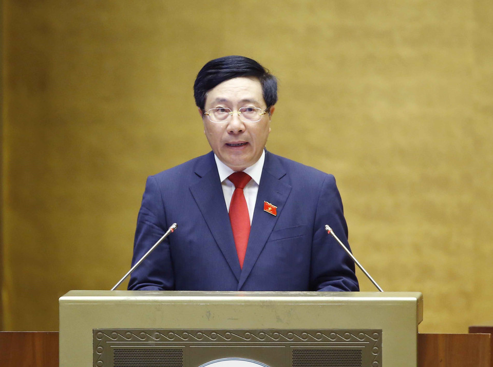 Phó Thủ tướng Chính phủ nhiệm kỳ 2016-2021 Phạm Bình Minh trình bày Báo cáo về đánh giá kết quả thực hiện kế hoạch phát triển kinh tế-xã hội, ngân sách nhà nước 6 tháng đầu năm và các giải pháp thực hiện kế hoạch phát triển kinh tế-xã hội, ngân sách nhà nước 6 tháng cuối năm 2021. (Ảnh: Doãn Tấn/TTXVN)