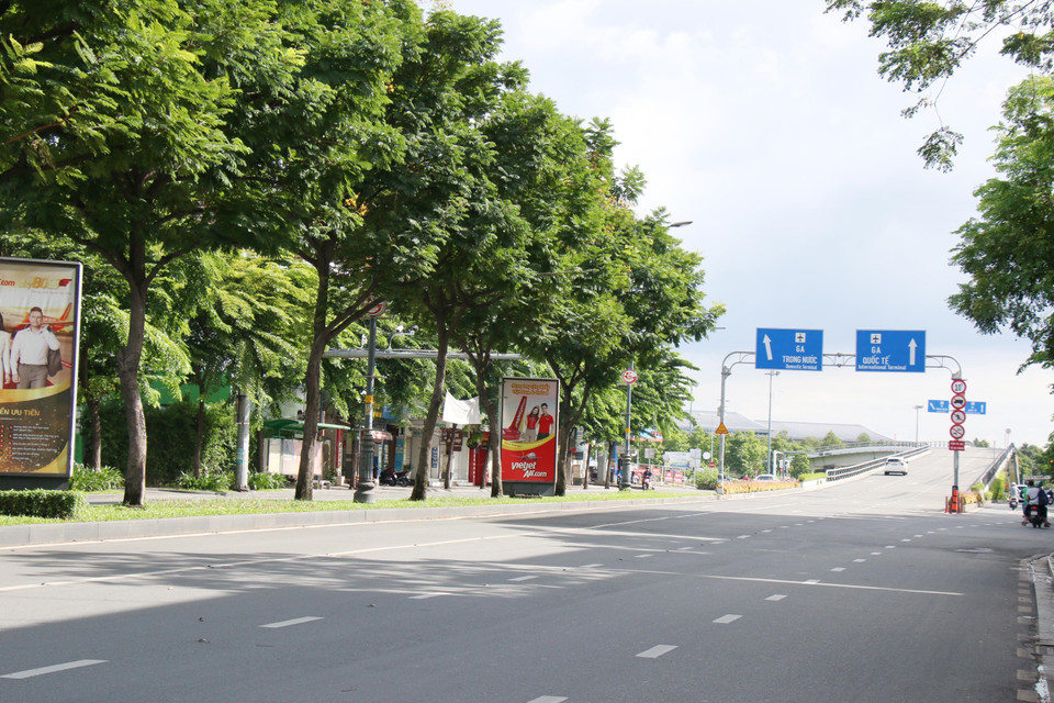 Do tần suất các chuyến bay giảm, đường Trường Sơn hướng vào sân bay Tân Sơn Nhất khá vắng vẻ. (Ảnh: Tiến Lực/TTXVN)