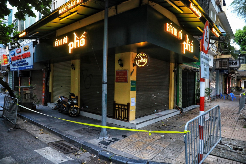 Phong tỏa khu vực phố Vọng Đức và số nhà 39 Hàng Bài tối 26/7. (Ảnh: Thành Đạt/TTXVN)