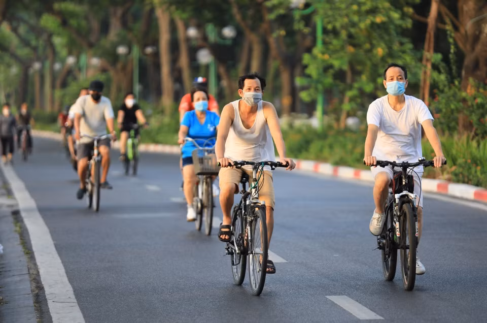 Từ 6h sáng 19/7 trên tuyến đường Thanh Niên vẫn có khá đông người dân ra đường đạp xe tập thể dục. (Ảnh: Thành Đạt/TTXVN)