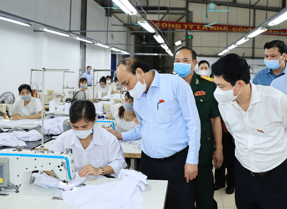 Chủ tịch nước mong muốn Bộ Lao động, Thương binh và Xã hội, cấp ủy, chính quyền các cấp trên cả nước và tỉnh Hà Nam sẽ tiếp tục dành những điều kiện tốt hơn nữa để chăm lo cho các thương bệnh binh, người có công trên địa bàn. (Ảnh: Thống Nhất/TTXVN)