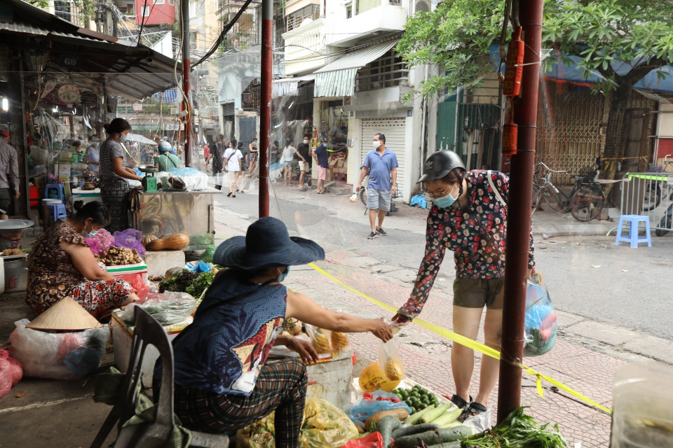 Tại các chợ trên địa bàn, lực lượng chức năng tăng cường biện pháp phòng, chống dịch COVID-19. (Ảnh: Minh Quyết/TTXVN)