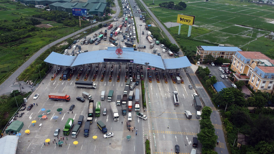 Chỉ các xe công vụ, xe luồng xanh, xe thư báo và xe phục vụ chống dịch được đi qua trạm thu phí Pháp Vân-Cầu Giẽ. (Ảnh: Huy Hùng/TTXVN)