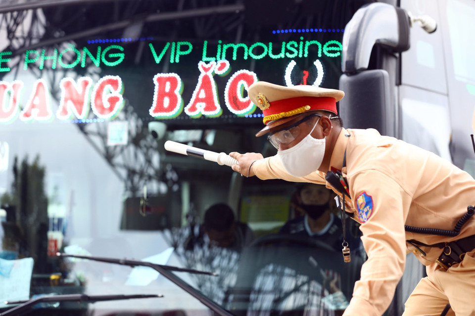 Lực lượng CSGT căng mình để phân làn cho các ôtô tại khu vực trạm thu phí Pháp Vân-Cầu Giẽ. (Ảnh: Huy Hùng/TTXVN)