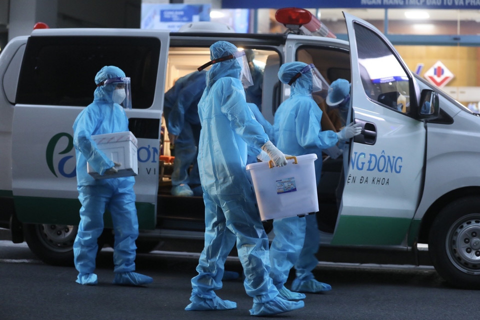 Một bảo vệ làm việc tại tòa tháp này nghi mắc COVID-19. (Ảnh: Minh Quyết/TTXVN)