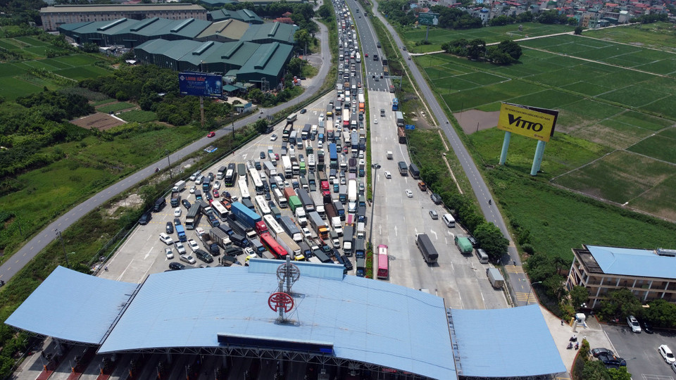 Hàng dài xe ôtô ùn tắc trước trạm thu phí Pháp Vân-Cầu Giẽ. (Ảnh: Huy Hùng/TTXVN)