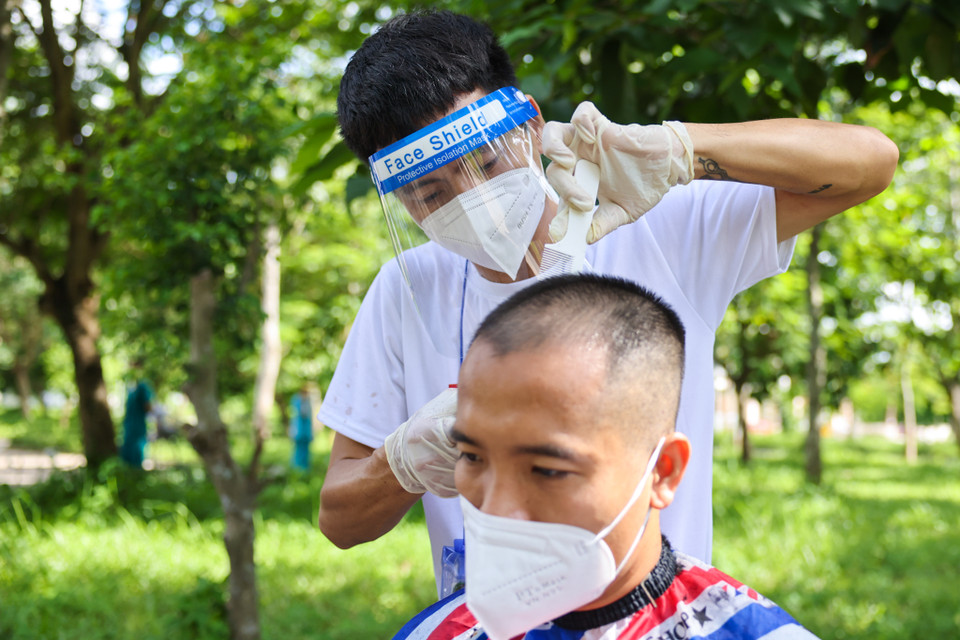 Các nghệ sỹ muốn động viên tinh thần cho các y bác sỹ bằng việc cắt tóc, ca hát. (Nguồn: Vietnam+)