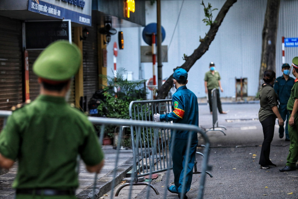 Lực lượng chức năng phường Hàng Bài lập rào chắn phong tỏa phố Vọng Đức và số nhà 39 Hàng Bài sau khi có thông tin 1 bệnh nhân dương tính với SARS-CoV-2. (Ảnh: Thành Đạt/TTXVN)