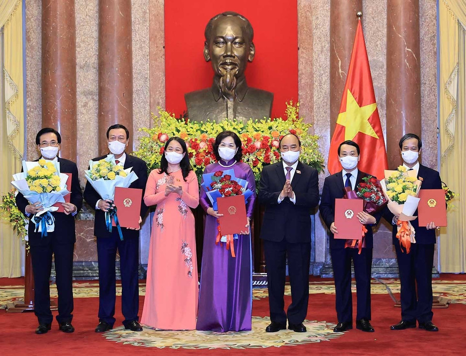 Chủ tịch nước Nguyễn Xuân Phúc trao Quyết định cho các Bộ trưởng, các cơ quan ngang Bộ. (Ảnh: Thống Nhất/TTXVN)