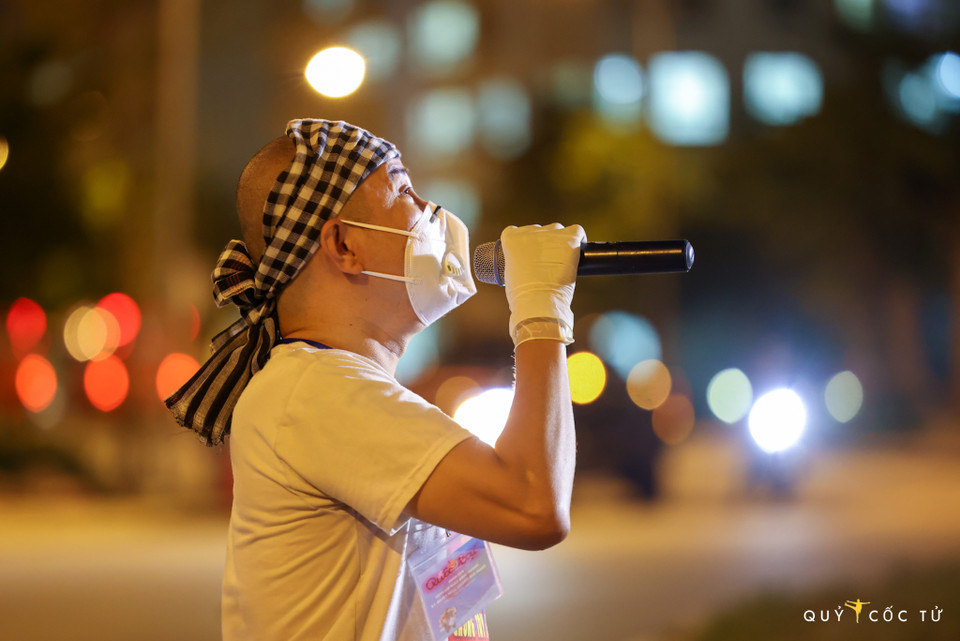 Các nghệ sỹ đã hát tặng các bệnh nhân, tiếp thêm niềm lạc quan để chiến thắng dịch bệnh. (Nguồn: Vietnam+)