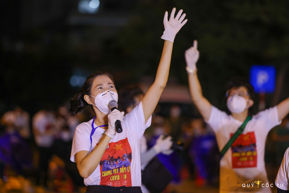 Các nghệ sỹ đã hát tặng các bệnh nhân, tiếp thêm niềm lạc quan để chiến thắng dịch bệnh. (Nguồn: Vietnam+)