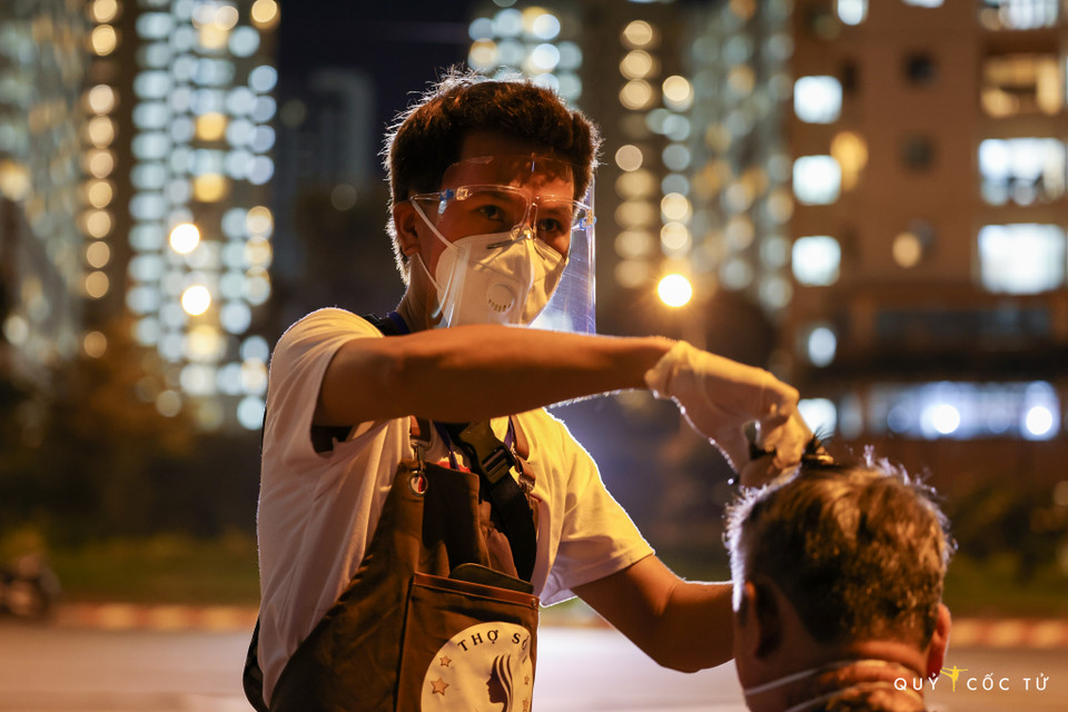 Các văn nghệ sỹ chung tay mang lại mái tóc mới gọn gàng, đẹp đẽ cho các nhân viên y tế. (Nguồn: Vietnam+)