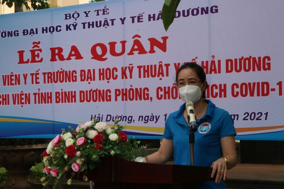 Thầy thuốc ưu tú, Phó Giáo sư, Tiến sỹ Đinh Thị Diệu Hằng, Hiệu trưởng nhà trường, phát biểu giao nhiệm vụ cho đoàn công tác. (Ảnh: Mạnh Minh/TTXVN)