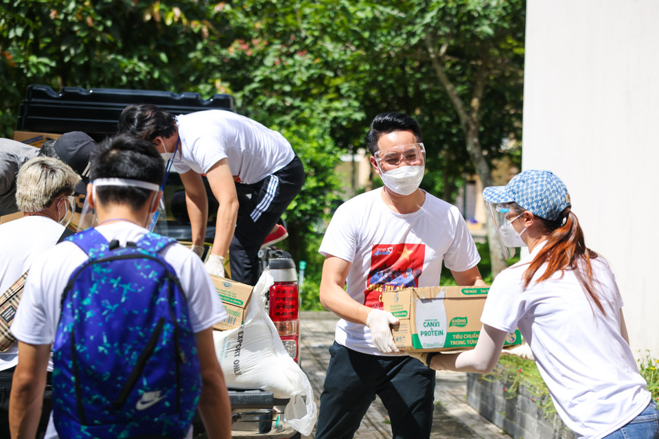 Nhóm nghệ sỹ gồm MC Quỳnh Hoa, ca sỹ Phương Thanh, Nguyễn Phi Hùng, Quốc Đại, Đăng Nguyên, Dương Ngọc Hà, Lý Ngô, đạo diễn Trần Minh Tuấn, Đinh Hà Uyên Thư, Trần Thành Trung, diễn viên Khả Như… cũng đã hát tặng các bệnh nhân, tiếp thêm niềm lạc quan để chiến thắng dịch bệnh. (Nguồn: Vietnam+)
