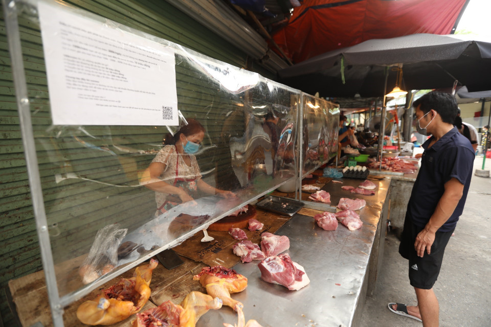 Tại khu vực chợ Bách Khoa (phường Bách Khoa, quận Hai Bà Trưng), nhằm đảm bảo phòng, chống dịch COVID-19, cơ quan chức năng lắp hàng rào nylon đảm bảo giãn cách, ngăn giọt bắn (ảnh chụp sáng 26/7). (Ảnh: Minh Quyết/TTXVN)