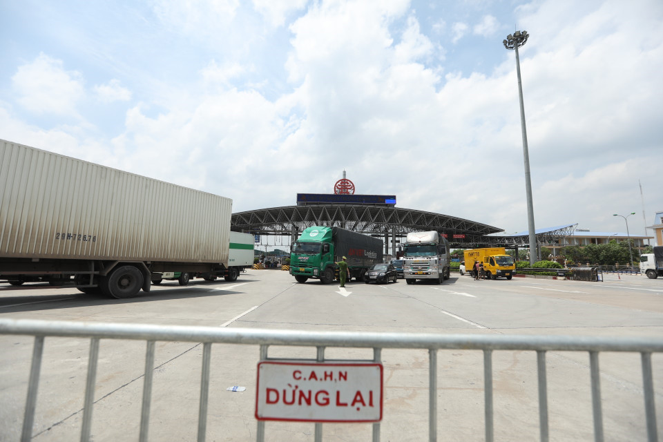 Tại chốt kiểm soát Pháp Vân-Cầu Giẽ, lực lượng chức năng dựng hàng rào kiểm soát phượng tiện trong ngày đầu thực hiện Chỉ thị 17 của UBND thành phố. (Ảnh: Minh Quyết/TTXVN)