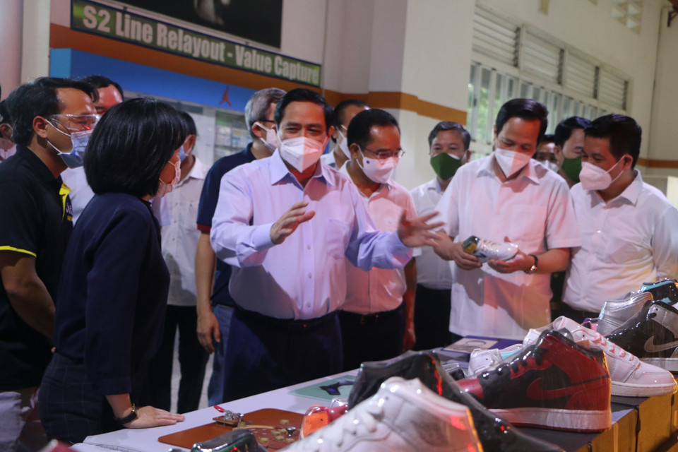 Thủ tướng Phạm Minh Chính kiểm tra công tác phòng chống dịch tại Công ty TNHH giày Ching Luh Việt Nam. (Ảnh: Thanh Bình/TTXVN)
