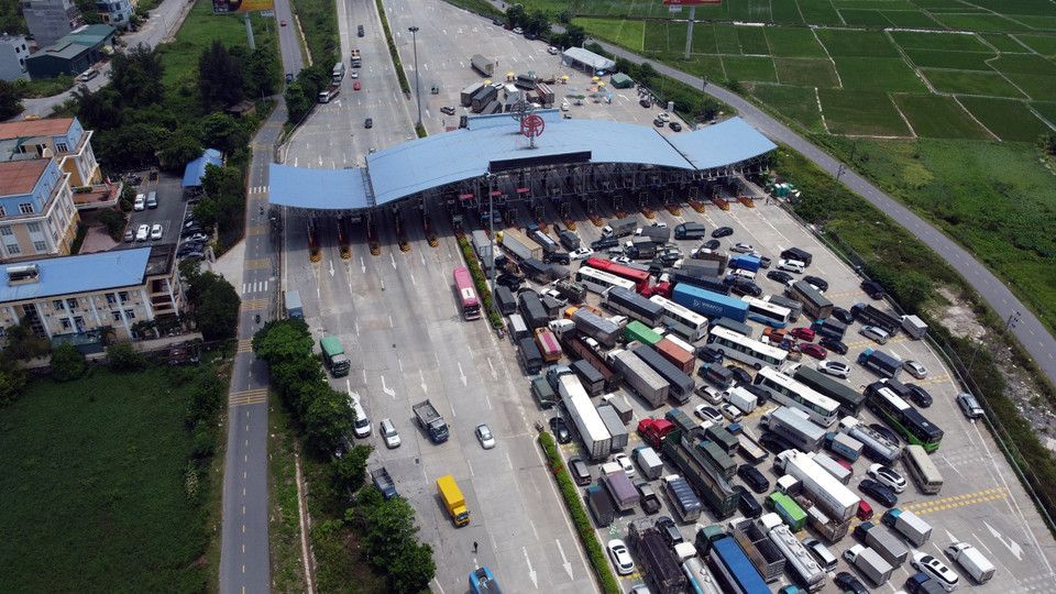 Theo yêu cầu, các xe không thuộc diện vào thành phố được yêu cầu quay đầu ngay, không để dừng đỗ quá lâu gây ùn tắc. (Ảnh: Huy Hùng/TTXVN)