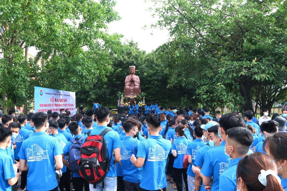 Đoàn công tác dâng hương trước tượng đài Đại danh y Tuệ Tĩnh trước giờ lên đường chi viện cho tỉnh Bình Dương chống dịch. (Ảnh: Mạnh Minh/TTXVN)