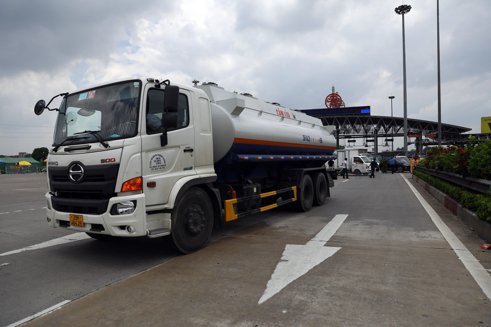 Chỉ các xe công vụ, xe luồng xanh, xe thư báo và xe phục vụ chống dịch được đi qua. (Ảnh: Huy Hùng/TTXVN)