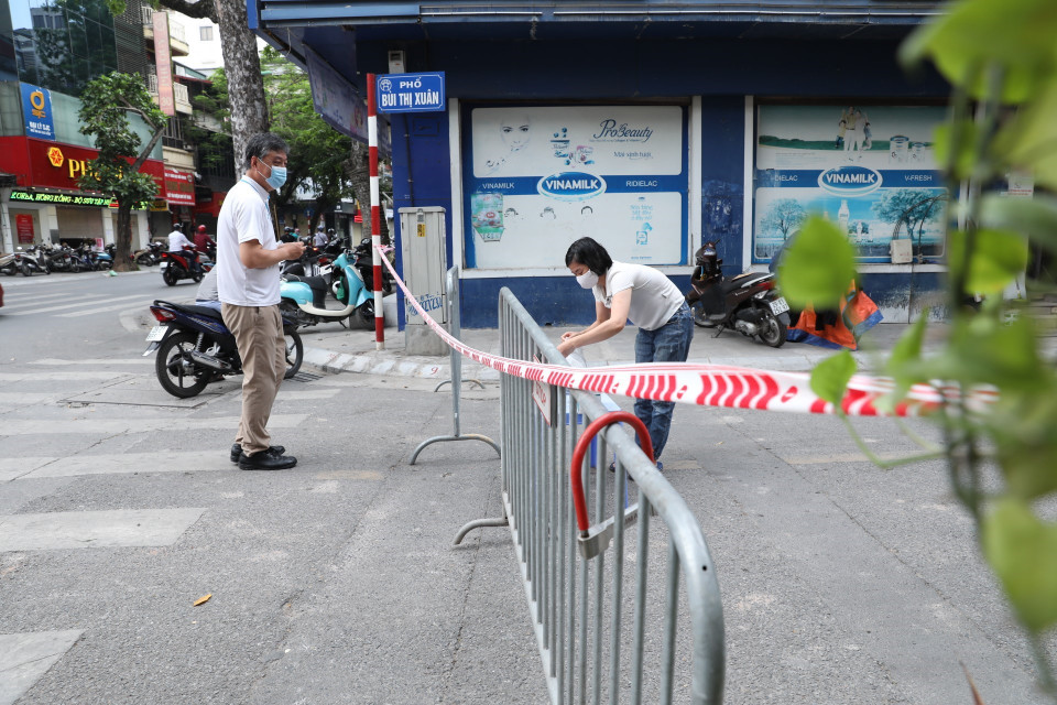 Ngày 19/7/2021, lực lượng chức năng tiến hành phong tỏa tạm thời phố Bùi Thị Xuân phục vụ công tác rà soát, kiểm soát dịch COVID-19. (Ảnh: Minh QuyếtTTXVN)