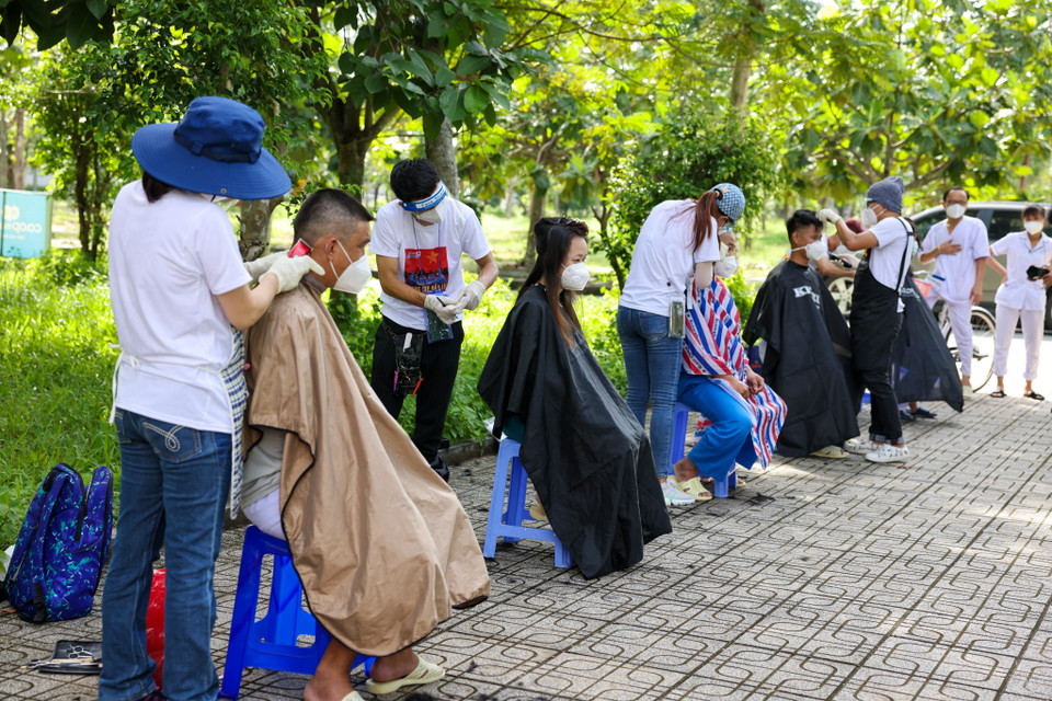 Không chỉ cắt tóc, trước đó, nhóm nghệ sỹ đã hỗ trợ người dân đi chợ tại các siêu thị. (Nguồn: Vietnam+)