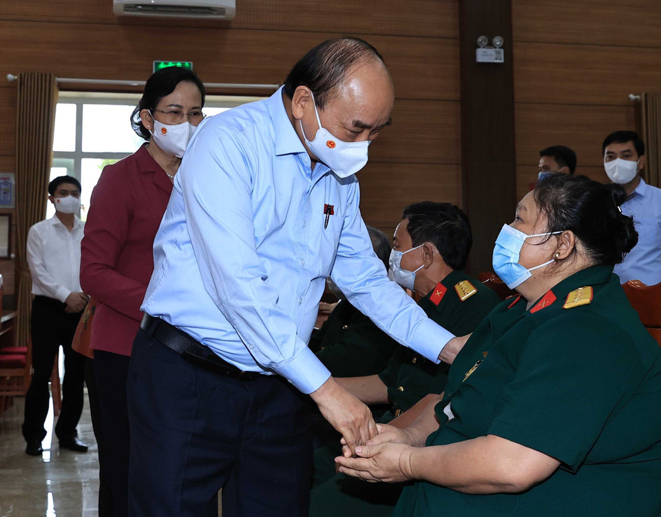 Chủ tịch nước Nguyễn Xuân Phúc thăm hỏi thương bệnh binh tại Trung tâm nuôi dưỡng bệnh binh nặng và Điều dưỡng Người có công tỉnh Hà Nam. (Ảnh: Thống Nhất/TTXVN)