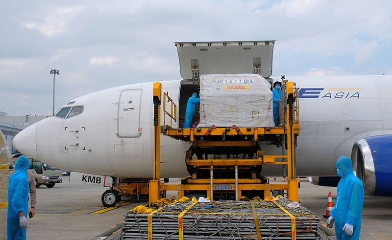 Ngày 7/7, tại Sân bay Quốc tế Nội Bài, lô vaccine phòng COVID-19 Comirnaty của Pfizer/BioNtech gồm 97.110 liều đã về đến Việt Nam. (Ảnh: TTXVN phát)