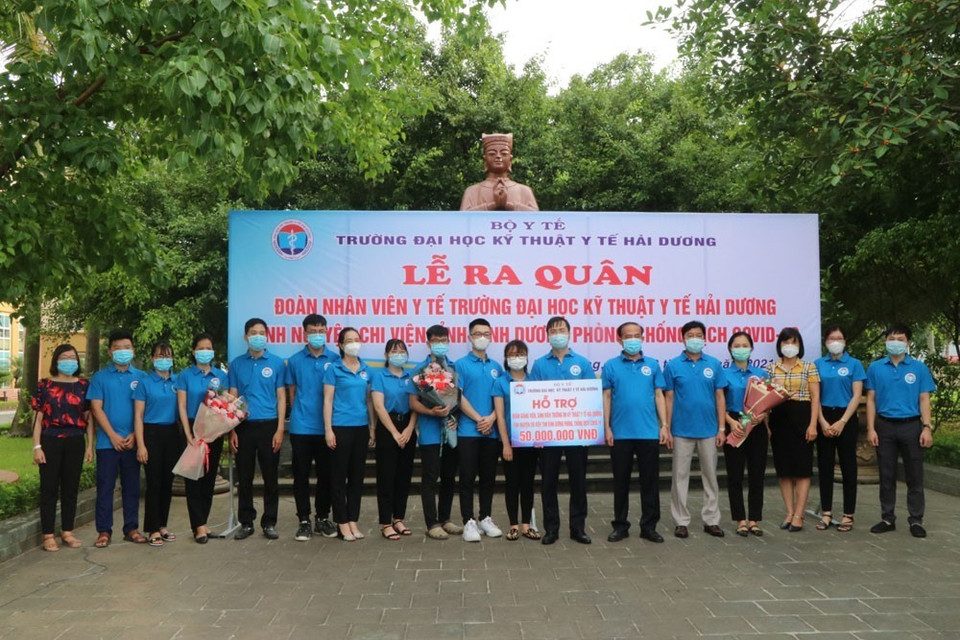 Trường Đại học Kỹ thuật Y tế Hải Dương đã hỗ trợ Đoàn công tác 50 triệu đồng trước khi đoàn lên đường chi viện cho tỉnh Bình Dương chống dịch. (Ảnh: Mạnh Minh/TTXVN)