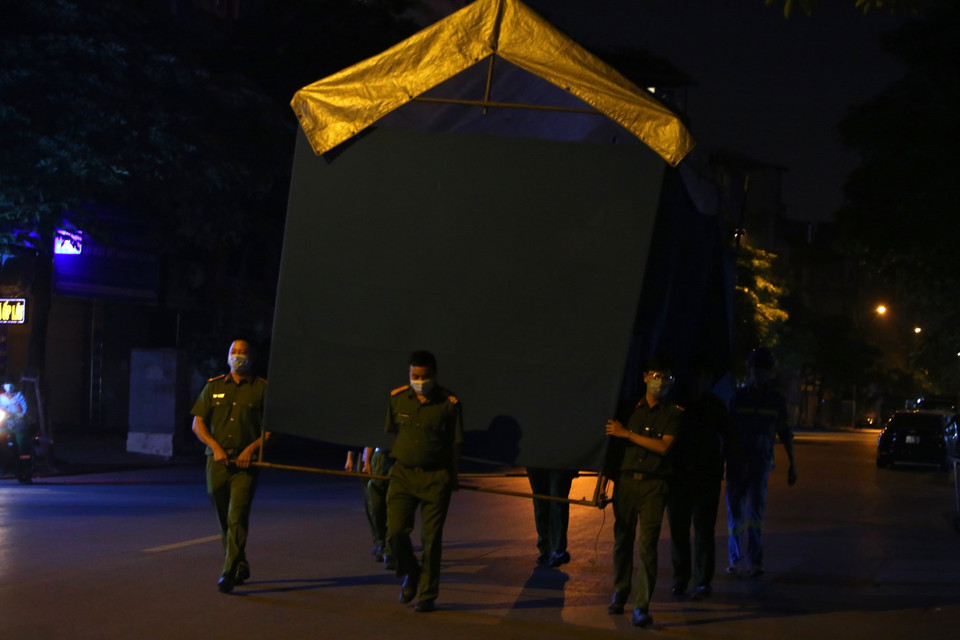 Tối 25/7, Bệnh viện Phổi Hà Nội (Thanh Nhàn, Hai Bà Trưng) bị cách ly tạm thời do trong quá trình xét nghiệm sàng lọc định kỳ đã phát hiện 14 trường hợp dương tính với SARS-CoV-2. (Ảnh: Hoàng Hiếu/TTXVN)