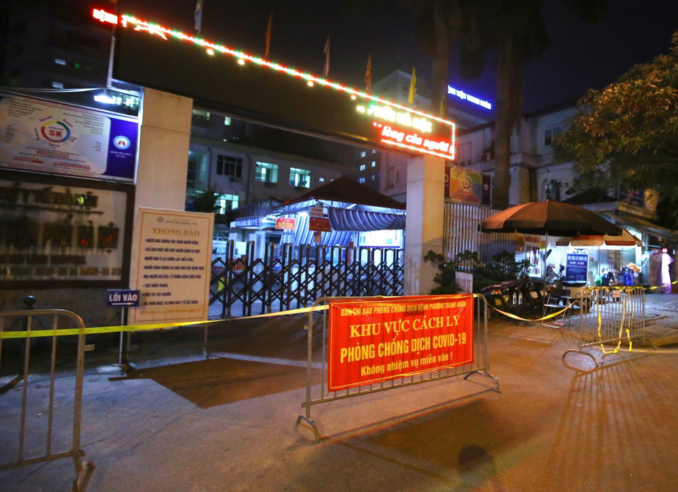 Bệnh viện Phổi Hà Nội cách ly tạm thời (ảnh chụp lúc 22h ngày 25/7/2021). (Ảnh: Hoàng Hiếu/TTXVN)