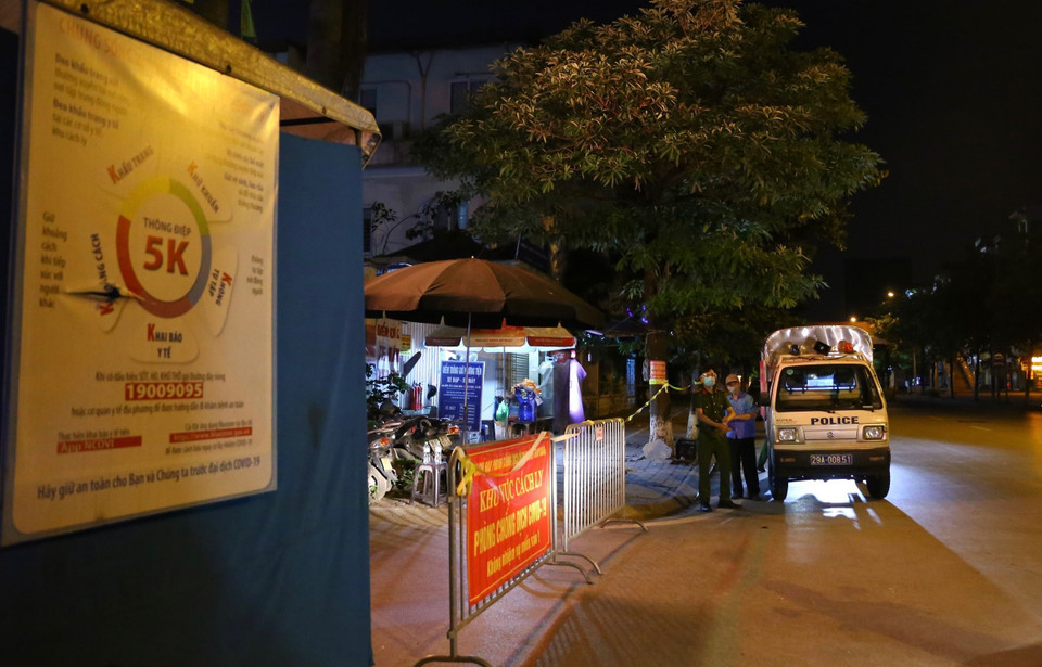 23h ngày 25/7, lực lượng công an phường Thanh Nhàn lập rào chắn, cử chiến sỹ canh chốt chặn trước cửa Bệnh viện Phổi Hà Nội. (Ảnh: Hoàng Hiếu/TTXVN)