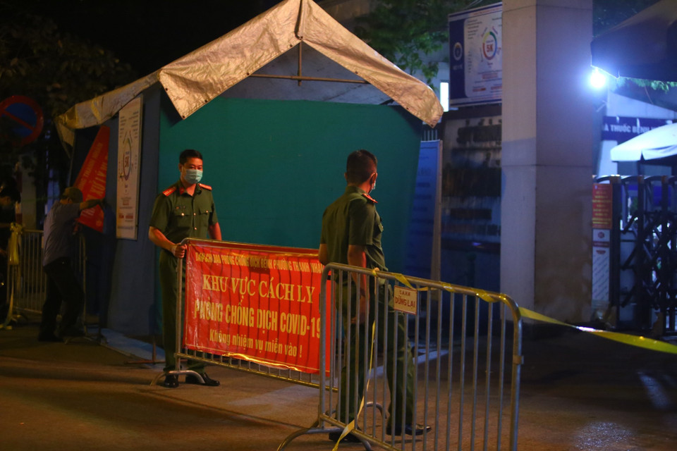 23h ngày 25/7, lực lượng công an phường Thanh Nhàn lập rào chắn, cử chiến sỹ canh chốt chặn trước cửa Bệnh viện Phổi Hà Nội. (Ảnh: Hoàng Hiếu/TTXVN)