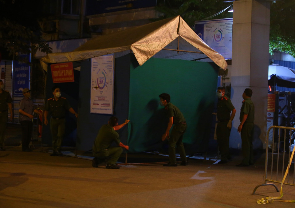 23h ngày 25/7, lực lượng công an phường Thanh Nhàn chuyển lều dã chiến đến trước cổng Bệnh viện Phổi Hà Nội. (Ảnh: Hoàng Hiếu/TTXVN)