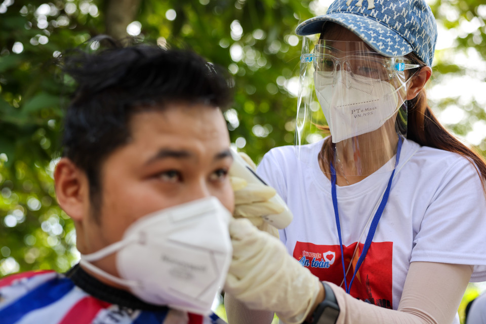 Nhóm nghệ sỹ Thành phố Hồ Chí Minh cắt tóc cho bác sỹ và những người đang phải cách ly ở Bệnh viện Dã chiến Củ Chi. (Nguồn: Vietnam+)