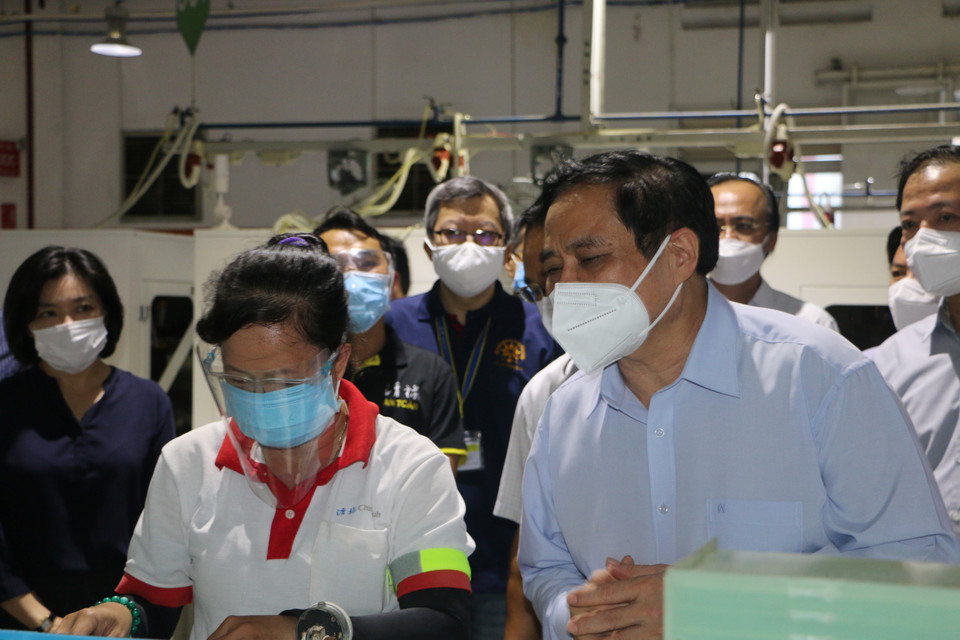 Thủ tướng Chính phủ Phạm Minh Chính thăm hỏi công nhân tại Công ty TNHH giày Ching Luh Việt Nam (huyện Bến Lức, tỉnh Long An). (Ảnh: Thanh Bình/TTXVN)