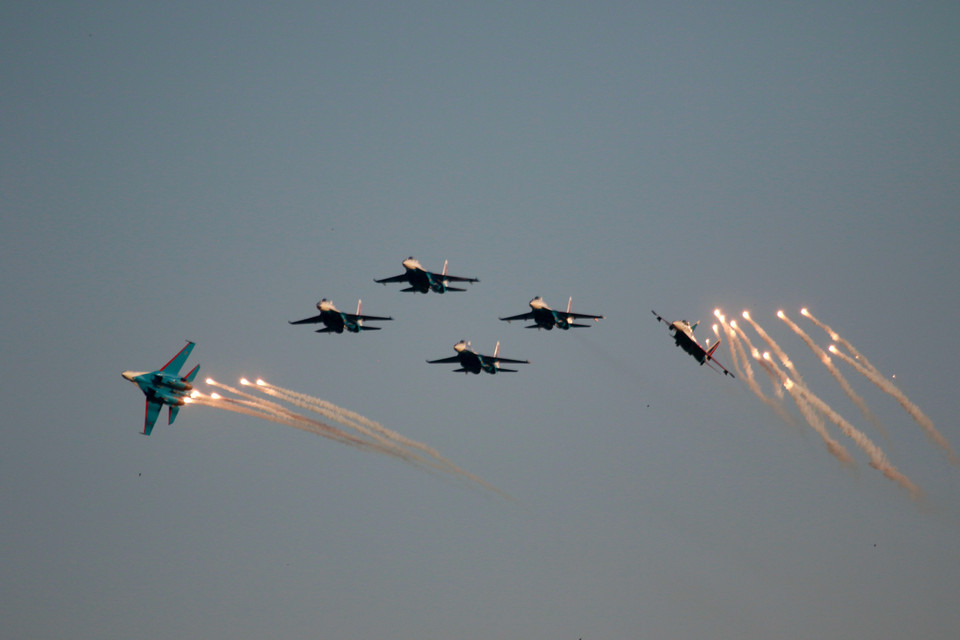 Đội bay thể hiện động tác cơ động thoát ly khỏi biên đội chiến đấu. (Ảnh: Trần Hiếu/TTXVN)
