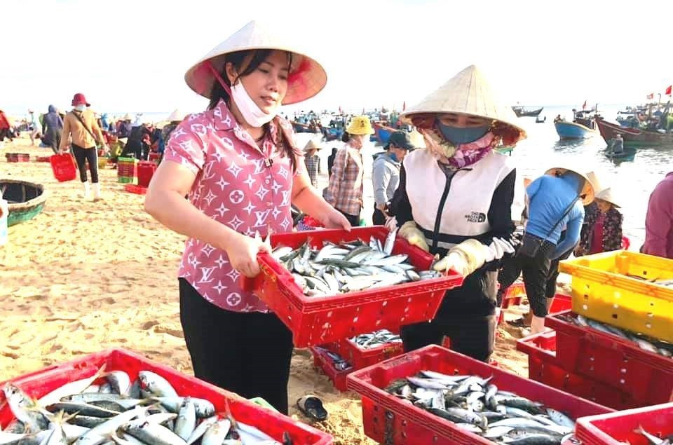 Chỉ sau 4 ngày kêu gọi, chương trình đã tạo được sức lan tỏa với sự chung tay góp sức của người dân địa phương và các mạnh thường quân cả về vật chất lẫn tinh thần cùng hướng về nhân dân vùng dịch. (Ảnh: Võ Dung/TTXVN)