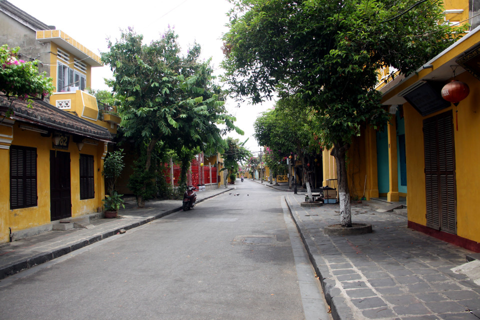 Ngày 30/7/2020, ông Nguyễn Văn Tân, Phó Chủ tịch Ủy ban nhân dân tỉnh Quảng Nam đã ký Quyết định số 2041/QĐ-UBND về việc thực hiện giãn cách xã hội tại thành phố Hội An theo Chỉ thị 16/CT-TTg ngày 31/3/2020 của Thủ tướng Chính phủ. (Ảnh: Trịnh Bang Nhiệm/TTXVN)