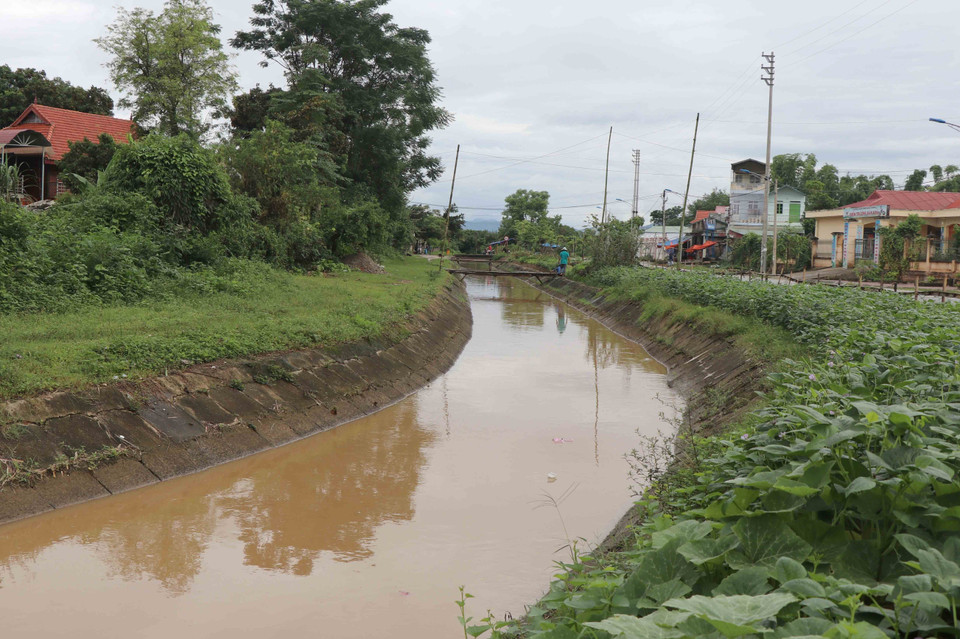 Sau khi phân nhánh, hai kênh tả hữu cung cấp nước cho cánh đồng Mường Thanh của tỉnh Điện Biên với tổng lưu lượng tự chảy hơn 4m3/s.(Ảnh: Xuân Tiến/TTXVN)