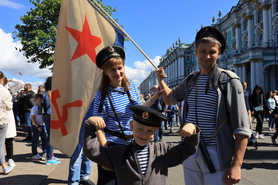 Gia đình anh Ivan Vichtorovich vượt hơn 1000 km từ thành phố Nizhny Novgorod đến thủ đô phương Bắc Nga để tham dự các hoạt động kỷ niệm Ngày Hải quân Nga. (Ảnh: Trần Hiếu/TTXVN)