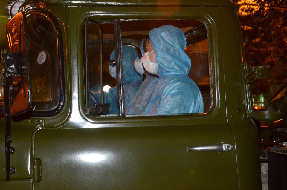 Khoang điều khiển của xe chuyên dụng khử khuẩn. (Ảnh: Quốc Dũng/TTXVN)