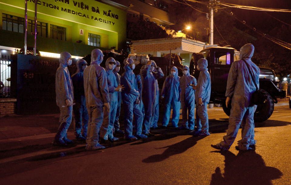 Các chiến sỹ thuộc Tiểu đoàn Phòng hóa 78, Bộ Tư lệnh Quân khu 5 triển khai nhiệm vụ. (Ảnh: Quốc Dũng/TTXVN)