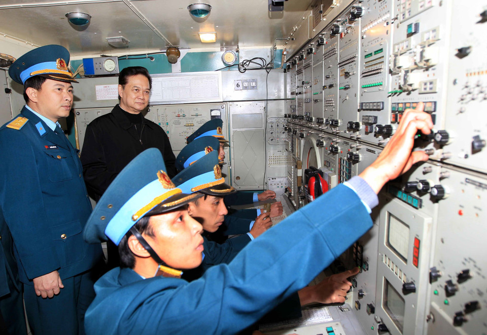 Thủ tướng Nguyễn Tấn Dũng đến thăm và kiểm tra chế độ trực ban, sẵn sàng chiến đấu của Đoàn tên lửa phòng không 64 (Sư đoàn Phòng không 361), ngày 13/1/2013. (Ảnh: Đức Tám/TTXVN)