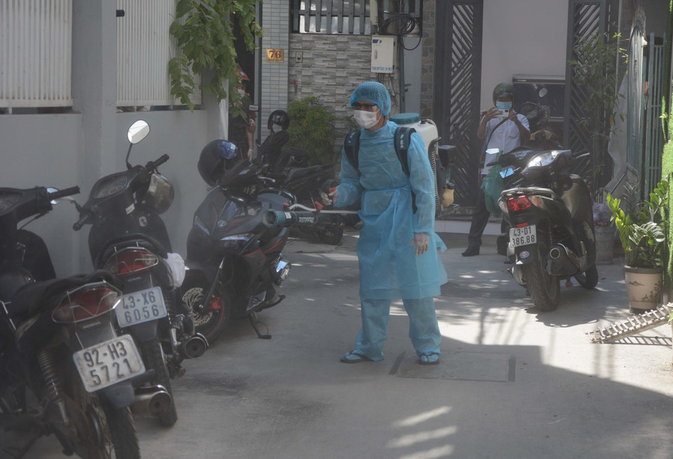 Nhân viên y tế Đà Nẵng phu thuốc khử khuẩn từng nhà, đường ngõ tại khu vực dân cư nơi bệnh nhân COVID-19 số 418 sinh sống. (Ảnh: Võ Dũng/TTXVN)