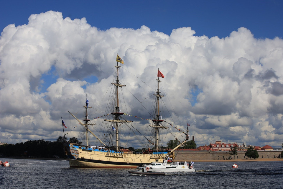 Sự kiện chính của Ngày Hải quân Nga là lễ diễu binh diễn ra trên sông Neva ở thành phố Saint Petersburg, nơi được mệnh danh là thủ đô hải quân Nga. (Ảnh: Trần Hiếu/TTXVN)