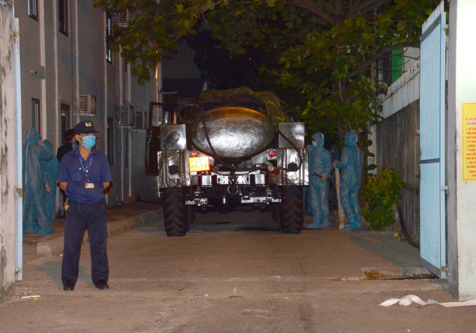 Triển khai khử khuẩn tại khu vực cổng Bệnh viện C Đà Nẵng (đường Quang Trung, quận Hải Châu, thành phố Đà Nẵng). (Ảnh: Quốc Dũng/TTXVN)