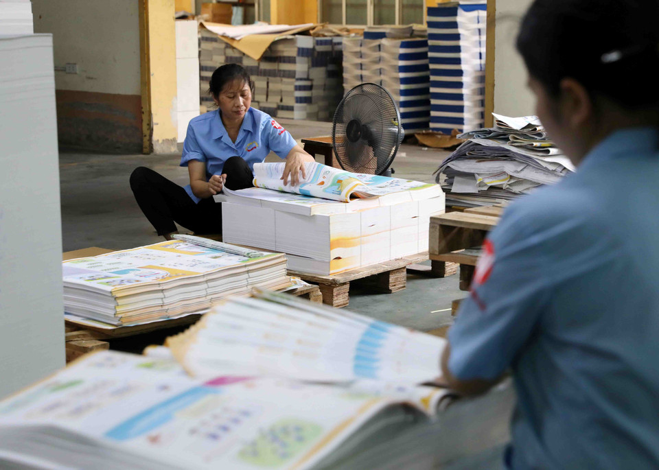 Nhà xuất bản Giáo dục Việt Nam đã có sự chuẩn bị kỹ lưỡng trong công tác in - phát hành đảm bảo việc cung ứng đầy đủ, đồng bộ, kịp thời sách giáo khoa lớp 1 mới đến học sinh, giáo viên cả nước. (Ảnh: Thanh Tùng/TTXVN)