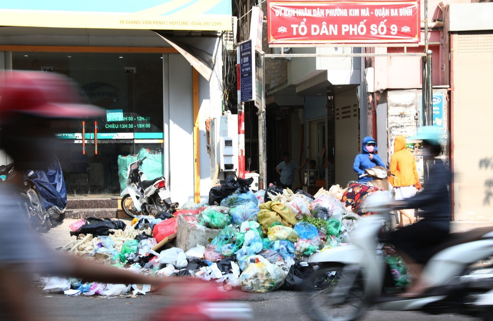 Tại khu vực phố Kim Mã rác thải ùn ứ đã 3 ngày qua, chất thành từng đống lớn gây mất vệ sinh môi trường cho người dân nơi đây (ảnh chụp ngày 16/7). (Ảnh: Thành Đạt/TTXVN)